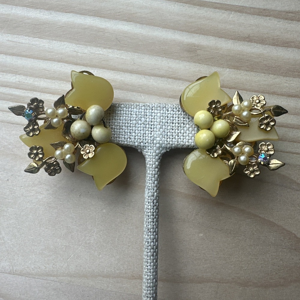VTG‎ Clip Earrings 1.5 Inch Thermoset Tulips Flower Faux Pearls Rhinestones Gold